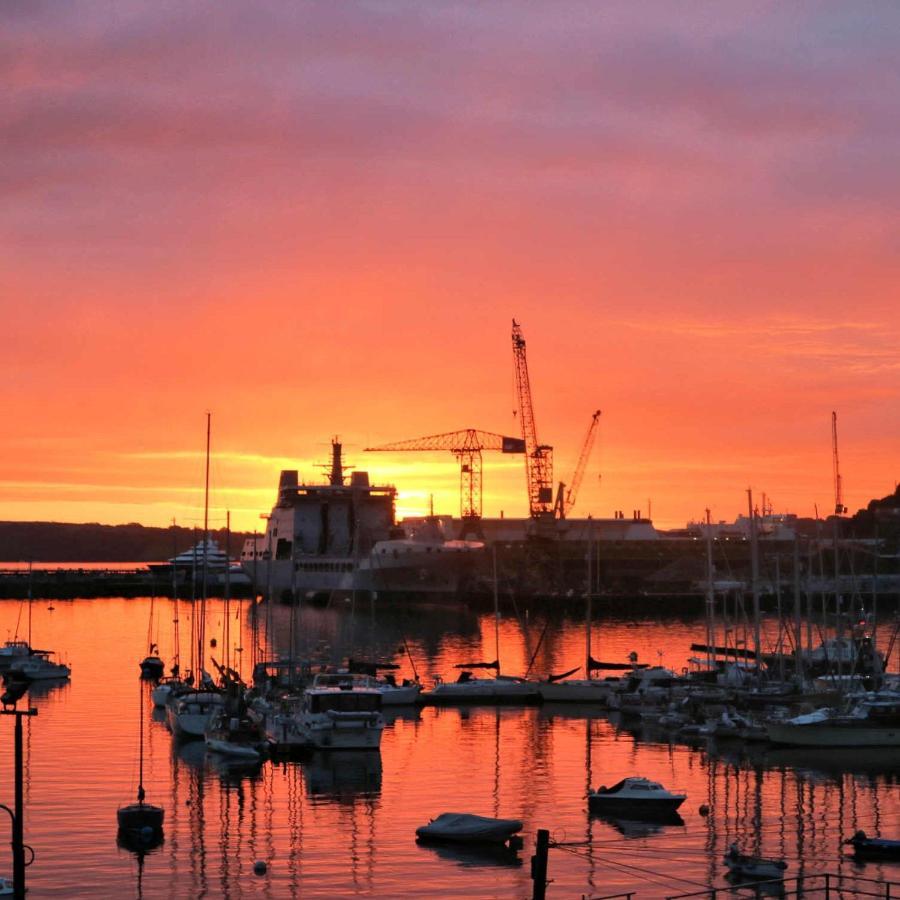 Headland View. Luxury. Harbour-front. With Parking *